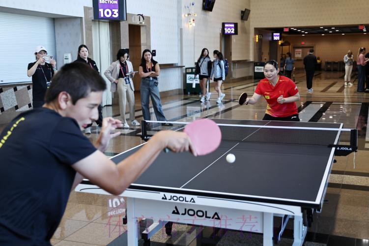 国乒队员与美国当地青少年交流互动